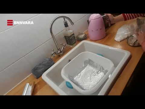 Video: 3 manieren om oorbellen schoon te maken