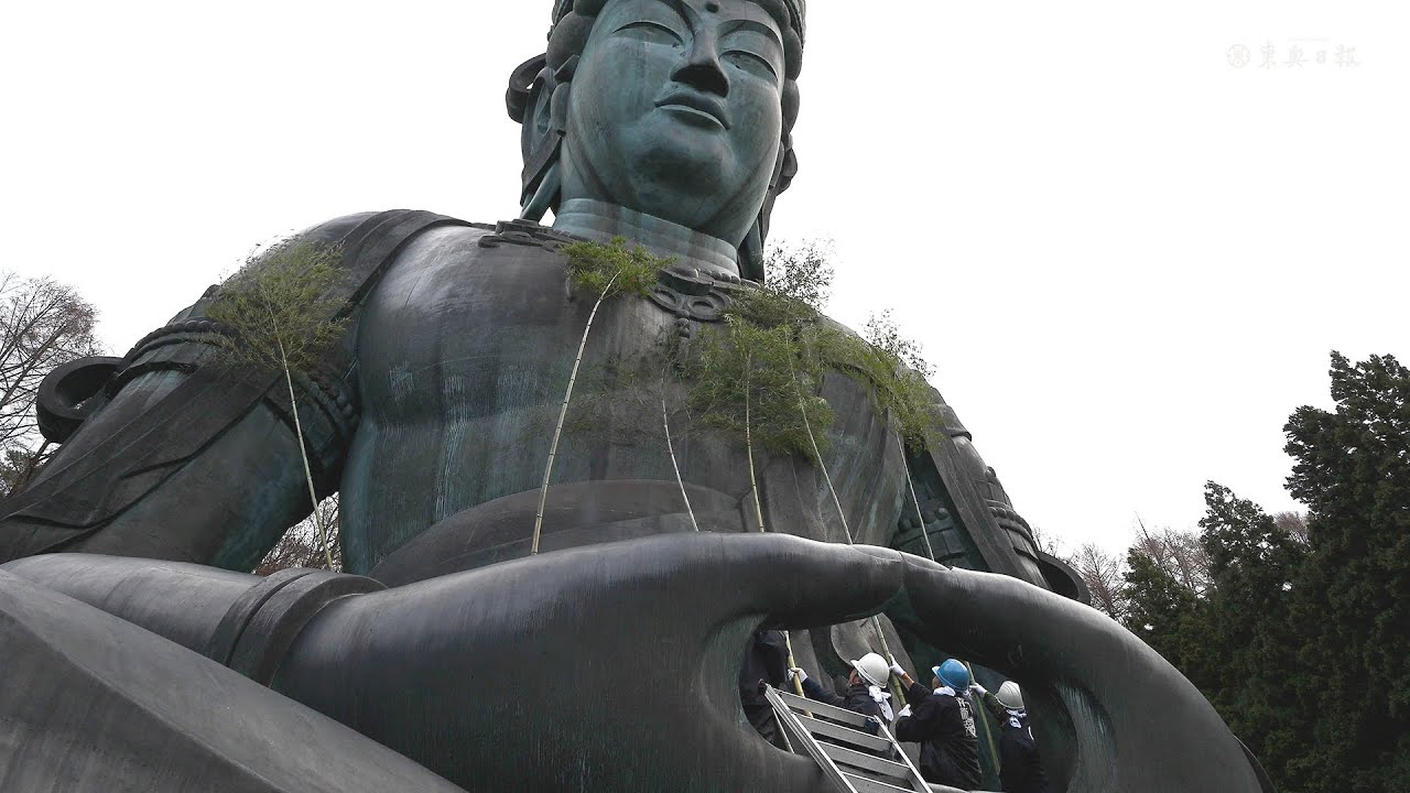 昭和大仏の手のひらですす払い／青森