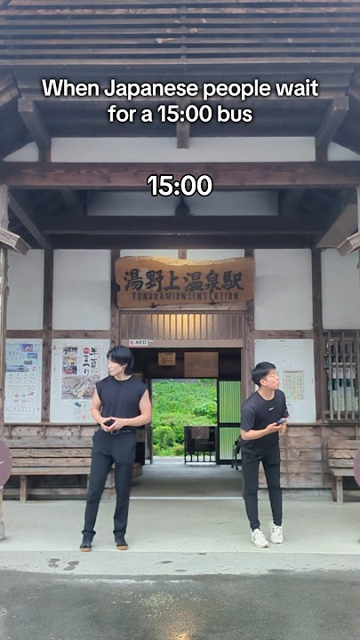 When Japanese people wait for a 15:00 bus