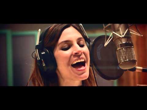 OCHO APELLIDOS VASCOS -Videoclip de &quot;No te marches jamás&quot; con Leire y David De María