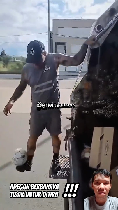 Pria ini melakukan juggling bola diatas mobil yang melaju #shorts