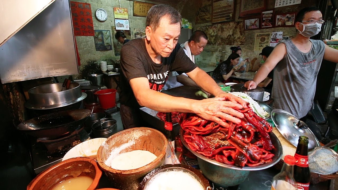 Swamp Eel Noodles - GRAPHIC Taiwanese Street Food Tour | BLOODY Street Food in Taiwan | Luke Martin