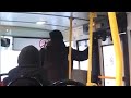 Кондукторша-бунтарка курит в автобусе. Real video