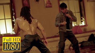 Tony Jaa fights with a Capoeira master in a Buddhist temple in the movie Tom-Yum-Goong (2005) Resimi