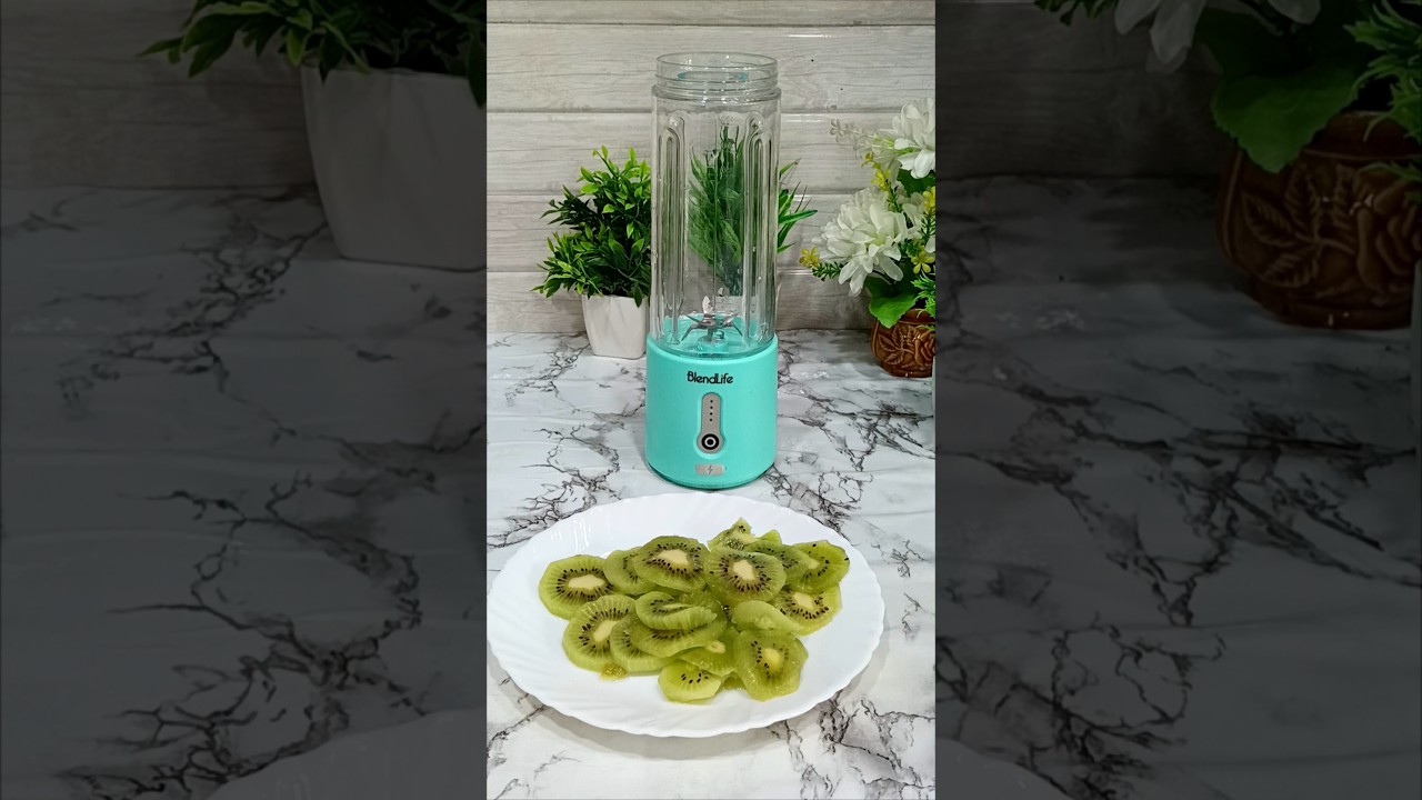 Refreshing Kiwi Juice in a Portable Blender – Quick & Healthy Drink Recipe!