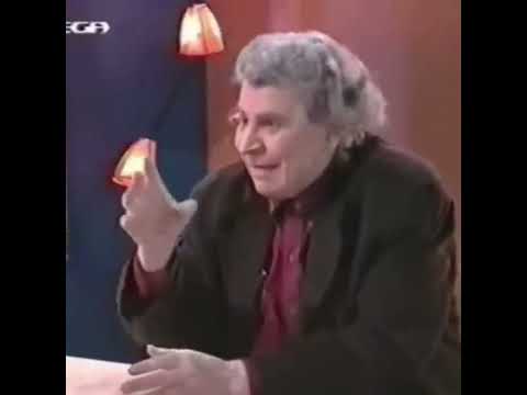 Ο Μίκης Θεοδωράκης συνομιλεί με τον Τζίμι (Λάκη Λαζόπουλο) στους 10 μικρούς Μήτσους.