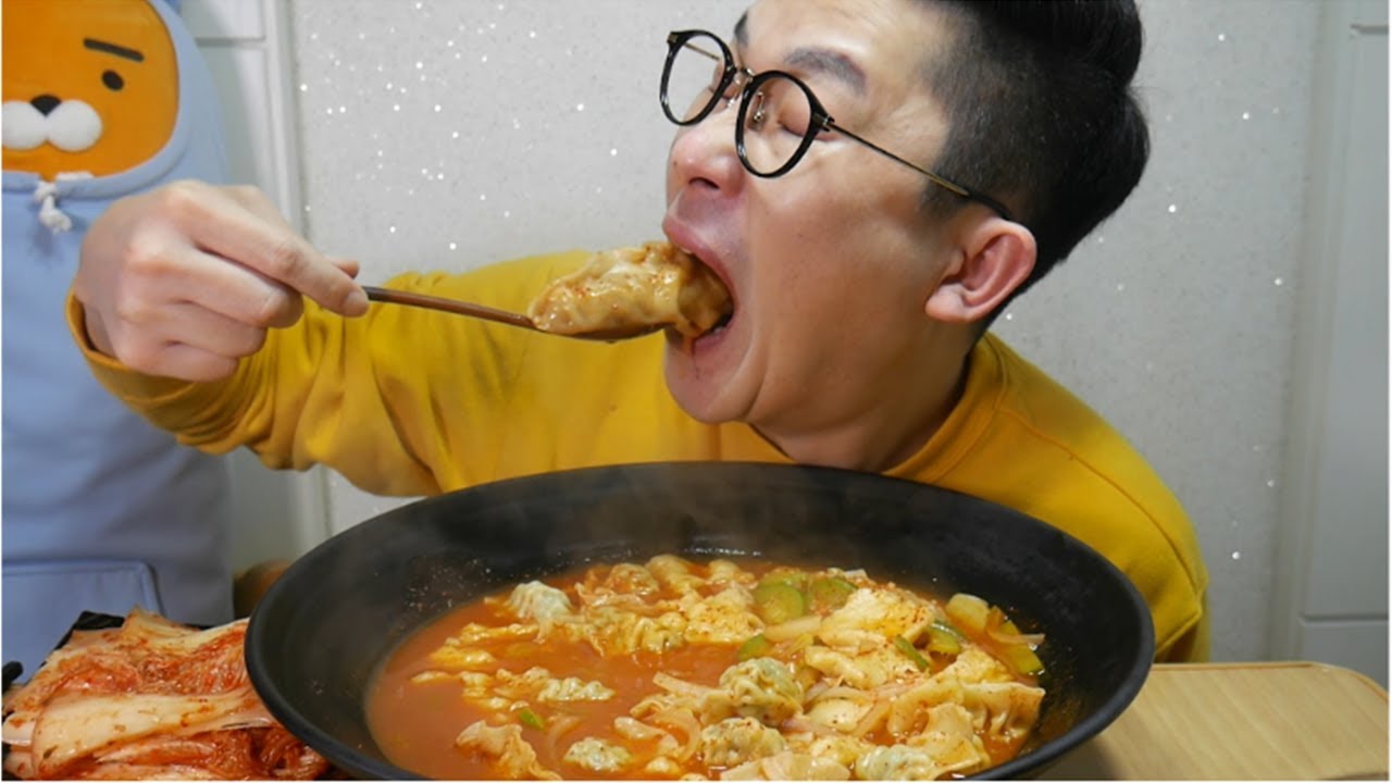 입천장포기]]대왕 얼큰수제비에 만두사리 듬뿍해서 먹방 MUKBANG EATING SHOW