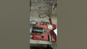 Using a growler to test an induction rotor.#testing #growler #electricalfault #faultfinding