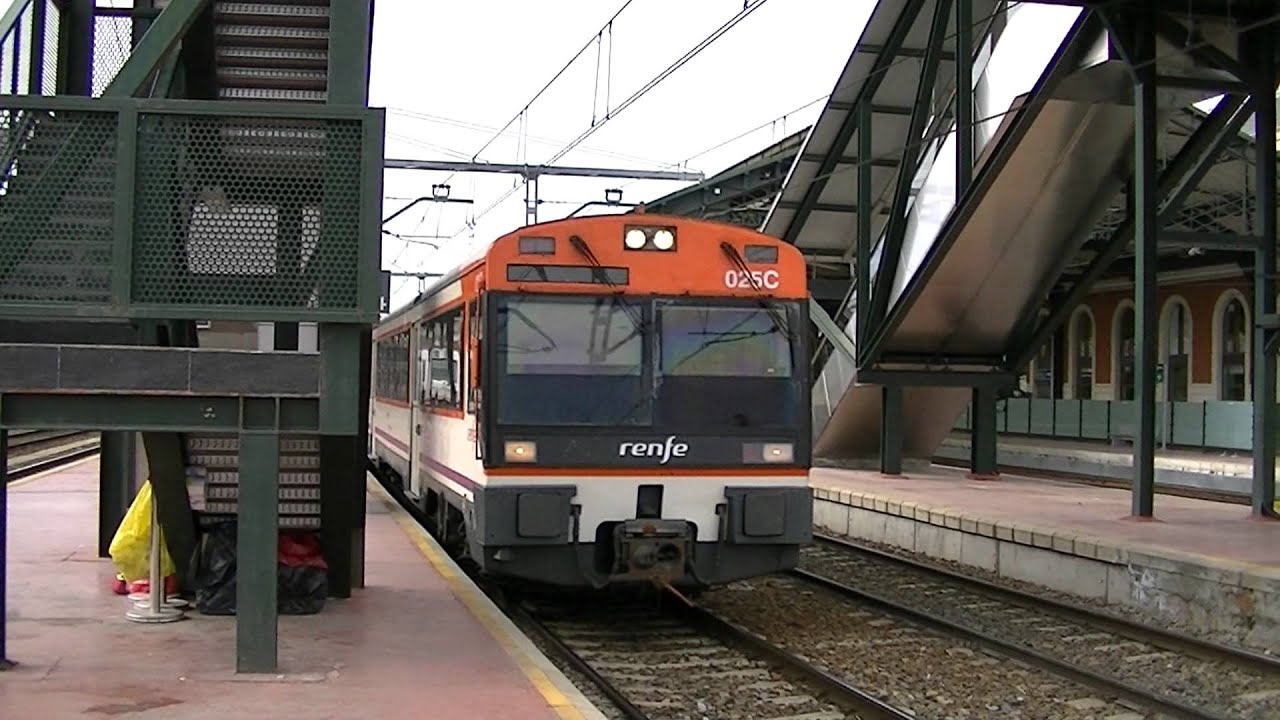 Renfe 470-025 saliendo de Valladolid Campo Grande (norte)