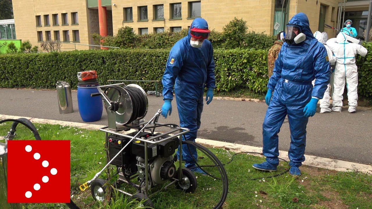 Coronavirus, russi e italiani al lavoro: militari sanificano casa riposo ad Alzano lombardo