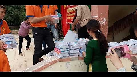 TẶNG QUÀ CHO HỌC SINH BUÔN CHĂM .XÃ EA SOL . HUYEN EA HLEO .TĨNH ĐAK LAK