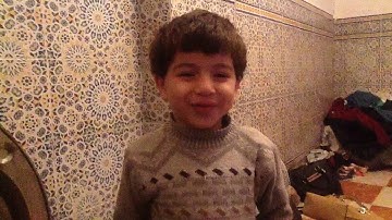 طفل في عمر الزهور يقرآ القرآن الكريم