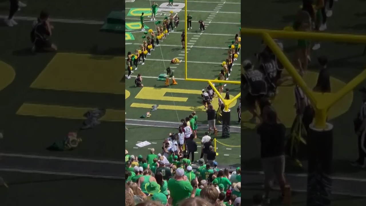 Oregon Duck mascot loses head after tripping on field, runs back into tunnel in costume mishap