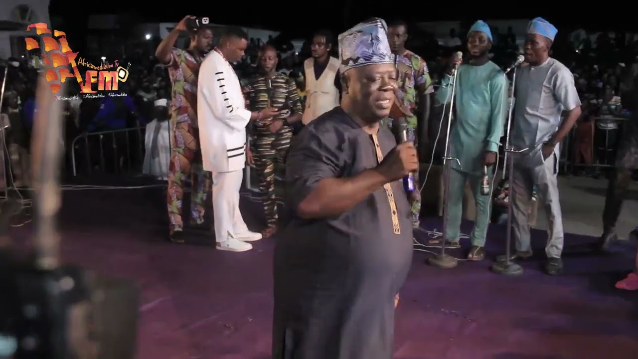 BABA AJOBIEWE MAKE OONI OF IFE AND WIVES GOES EMOTIONAL ON STAGE