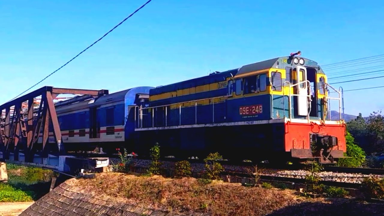 [820] D9E-248 kéo tàu SE29 băng qua Cầu sắt Luật Lễ (15h55-4/4/2025 ...