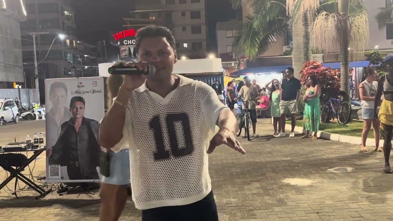 Coitado desse cantor de rua, só porque ele canta nas ruas ninguém curtir ele 