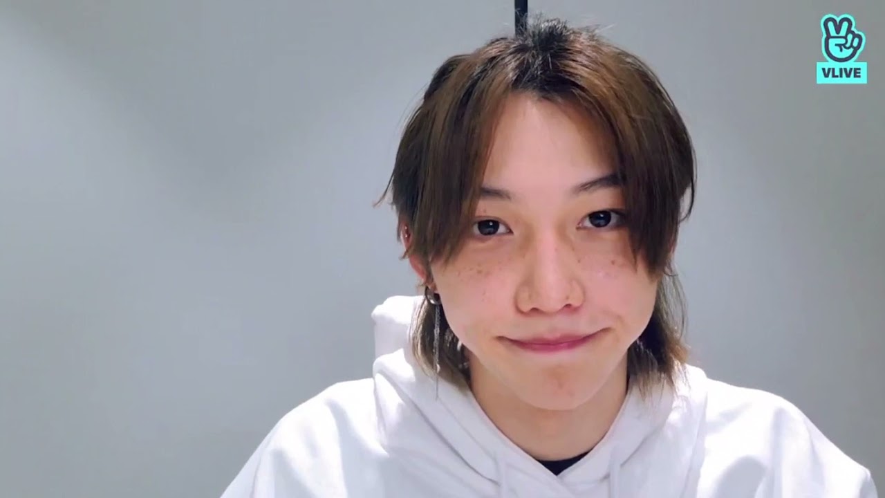 Stray Kids' Felix singing along to “Leave The Door Open” by Bruno Mars and  Anderson Paak - YouTube