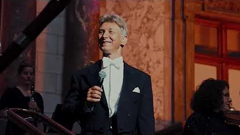 Helmut Lotti surprises Antwerp Station with epic Habanera Flashmob