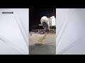 Avión de JetBlue se inclina hacia atrás tras aterrizar en el aeropuerto JFK | El Minuto (Spanish)