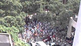 Multidão acompanha cortejo em homenagem à Yemanjá, no Centro do RJ, em 02.02.2011.