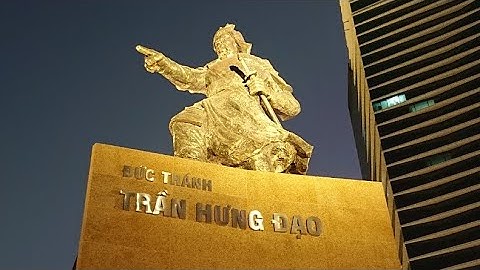 Cận cảnh lư hương trước tượng đài Đức Thánh Trần Hưng Đạo vừa được đặt lại tại công viên Mê Linh