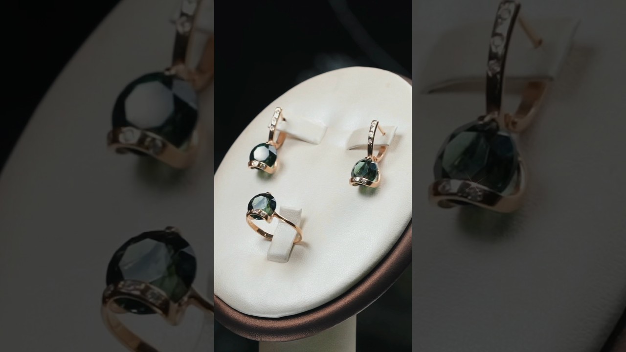 Нежный, красивый набор из красного золота, с турмалином. Общая масса: 7.72гр. Размер кольца: 18см.