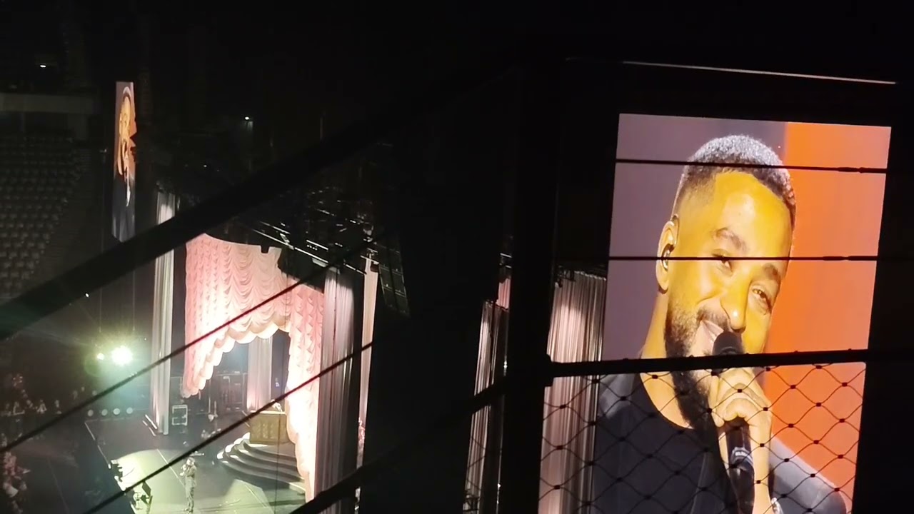 Concert Lara Fabian, en invité Slimane chante tout seul , titre: Mieux que moi