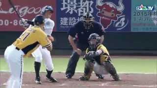 09/17 兄弟 vs Lamigo 二局下，陽耀勳準備打擊時用球棒敲本壘板，球棒斷裂，更換球棒後擊出二壘安打