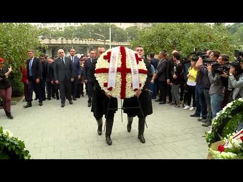 შს მინისტრმა დაღუპულ გმირთა მემორიალი გვირგვინით შეამკო