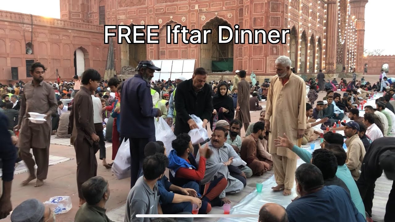 FREE iftar for Thousands at Pakistan’s iconic Badshahi Mosque Lahore Pakistan / FoodXplorer / food /