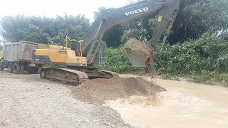 Let's see how to drainage cutting with excavator and load in the dumper.#Dumper#Loading#Excavator.