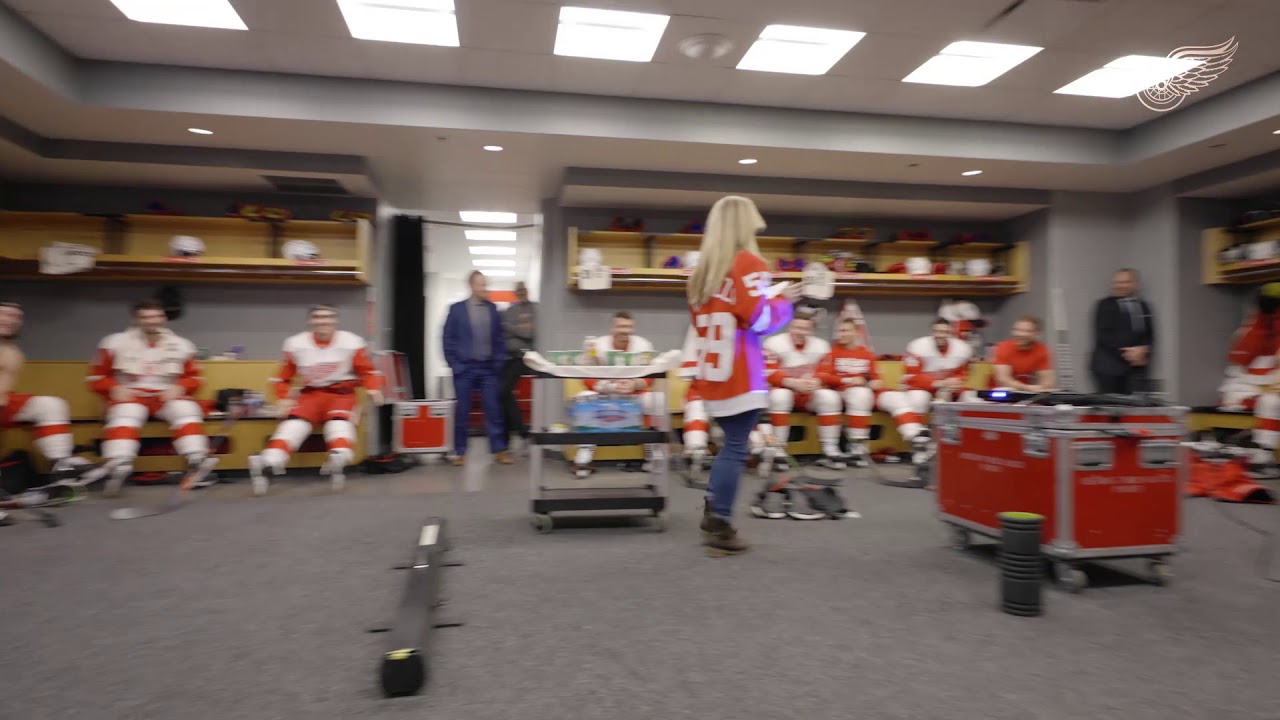 Detroit Red Wings Moms Read Starting Lineup in Chicago