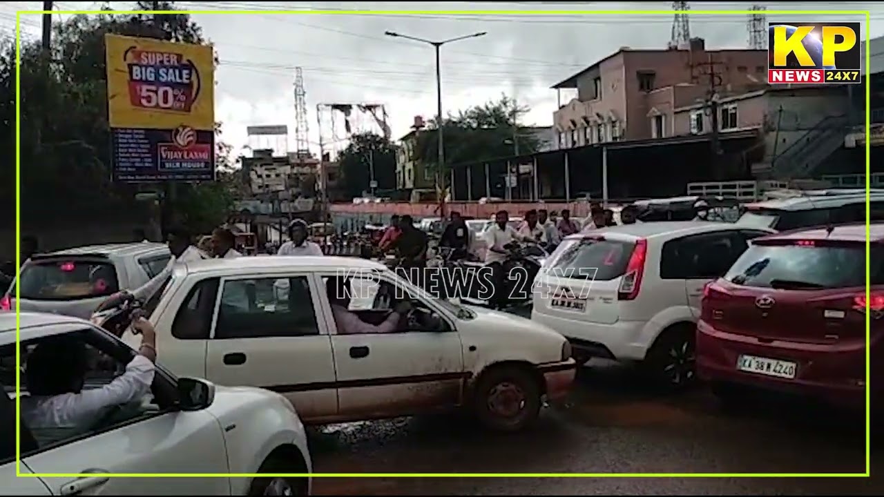 Bidar shaher ke Bomgundeshwar Circle Nandni ke pas TrafficJam Koi Traffic police Adhikari maojudnhi