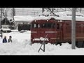 EF81・EF510貨物列車 雪で動けず 車両を前後させ脱出 大雪の直江津駅 2012.2.11