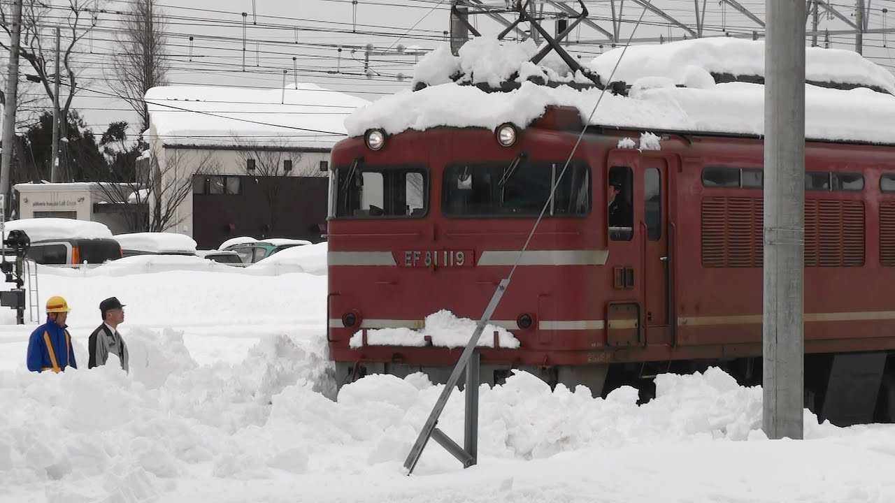 EF81・EF510貨物列車 雪で動けず 車両を前後させ脱出 大雪の直江津駅 2012.2.11