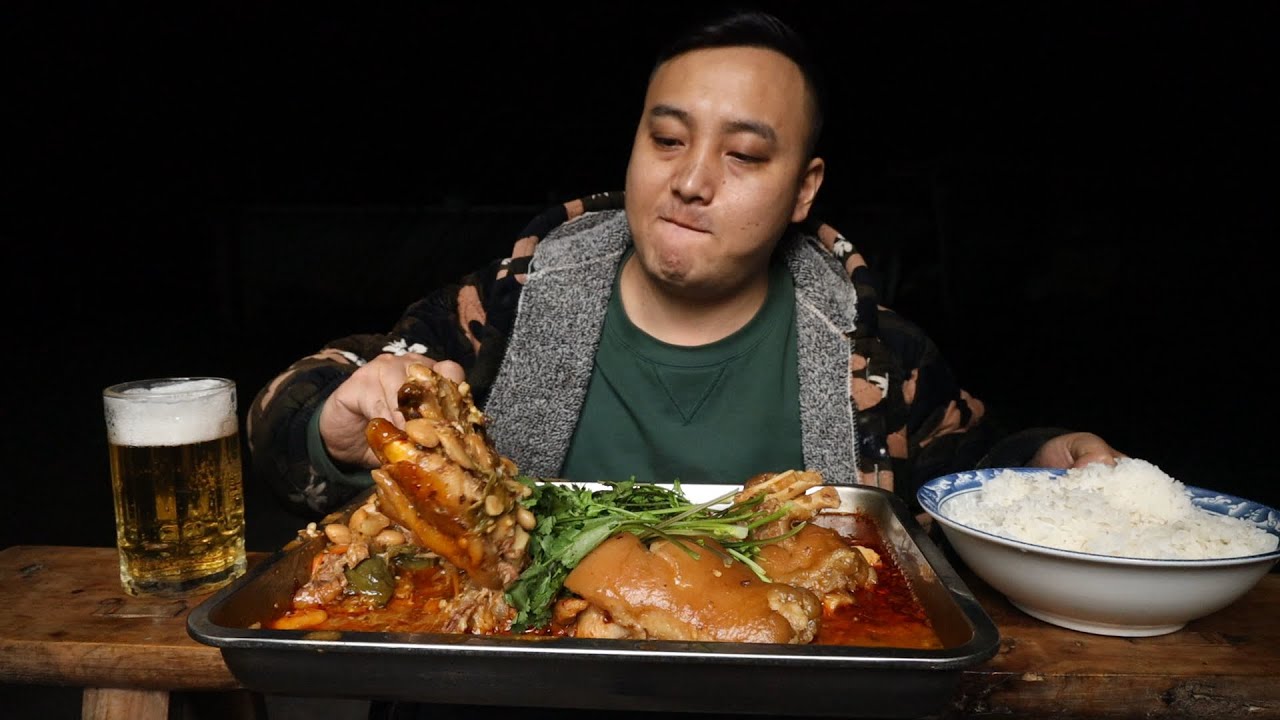 江明胃口不好，红烧猪蹄来开胃，一口下去真舒坦