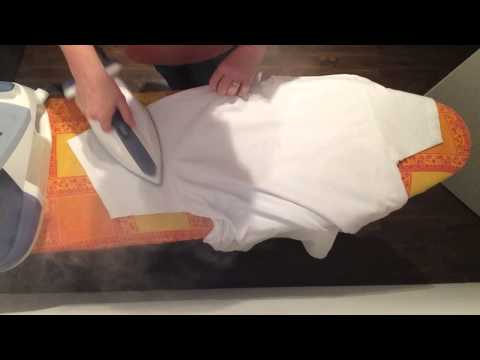 Het leren strijken van een T-shirt/ironing learning a T-shirt (2)