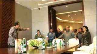 Foto Chairul Tanjung Tunjuk Sby