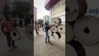 Davullari Çaliverem Hadi̇ Bakam Gali̇ Bi̇ Uşakli Çilgin Davulcu Erkan Karagöz Erkan