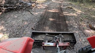 видео: СТАРЫЙ тракторный отвал выравнивает дороги в густых лесах, как настоящий босс картинка: СТАРЫЙ тракторный отвал выравнивает дороги в густых лесах, как настоящий босс