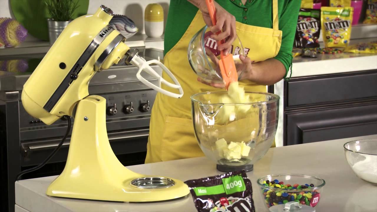 Alma Obregón prepara cupcakes con M&M´s