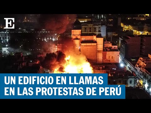 Así ha sido el incendio de un edificio en Lima durante las protestas en Perú | El País