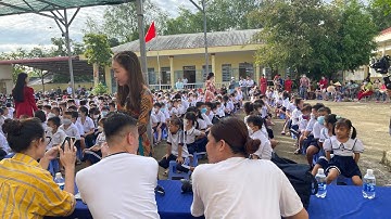 DIVA Cát thy tiếp tục trao quà cho học sinh