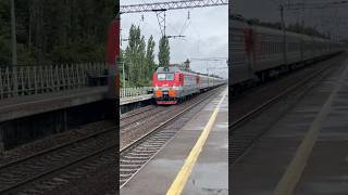 «Напугал!» ЭП1М-828 с поездом Москва - Ейск проследует платформу Орлово #trainspotting #ржд #эп1м «Напугал!» ЭП1М-828 с поездом Москва - Ейск проследует платформу Орлово #trainspotting #ржд #эп1м