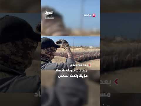 عنصر بالشركة الأمنية يسخر من النازحين خلال وقوفهم في طابور الحصول على المساعدات برفح