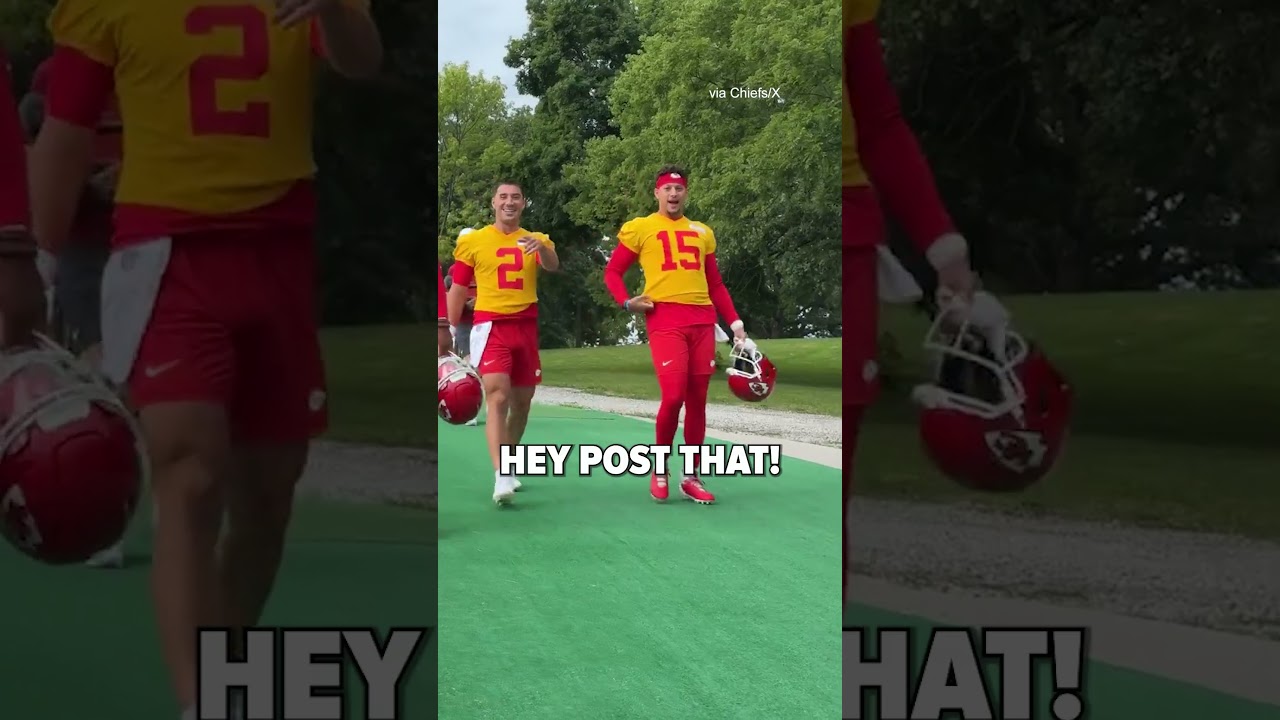 Patrick Mahomes was shook when Carson Wentz slipped 😂 