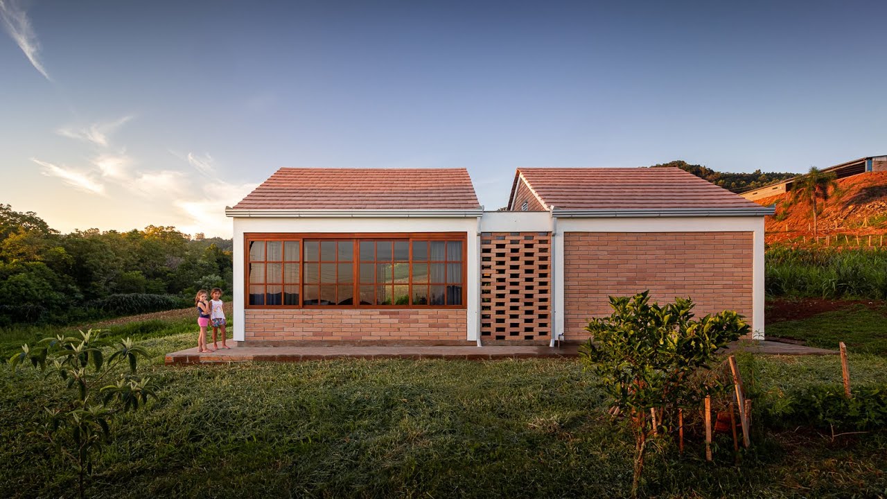 Una casa sencilla en la colina en Brasil, diseñada con ladrillo rojo, image size:1280x720