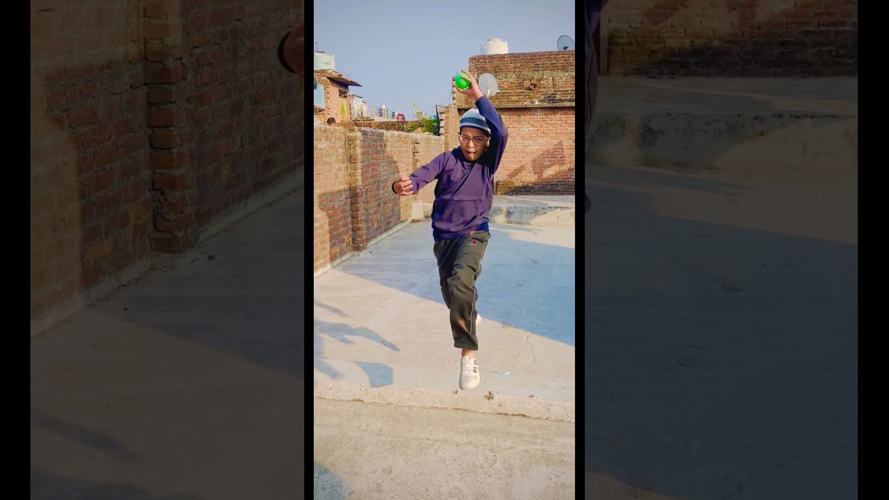 Bowler balling aur bold 