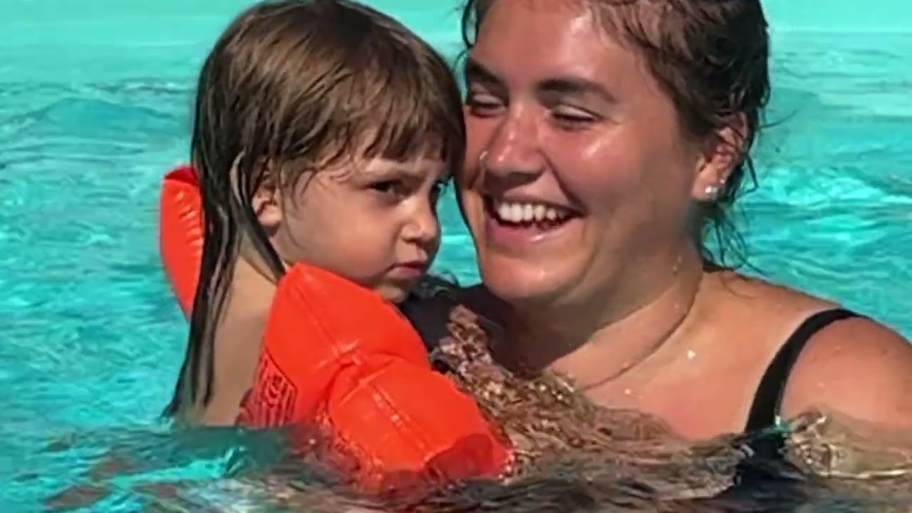 26 07 2024  Azzurra in piscina mp4