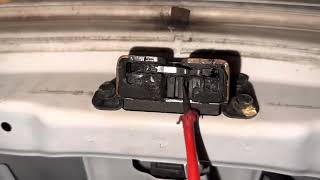 Hyundai I30 wagon tailgate lock open from inside when lock is jamming